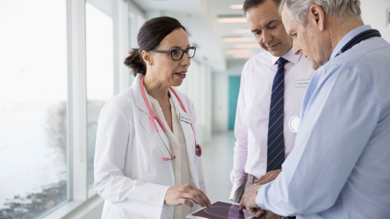 Doctors disussing